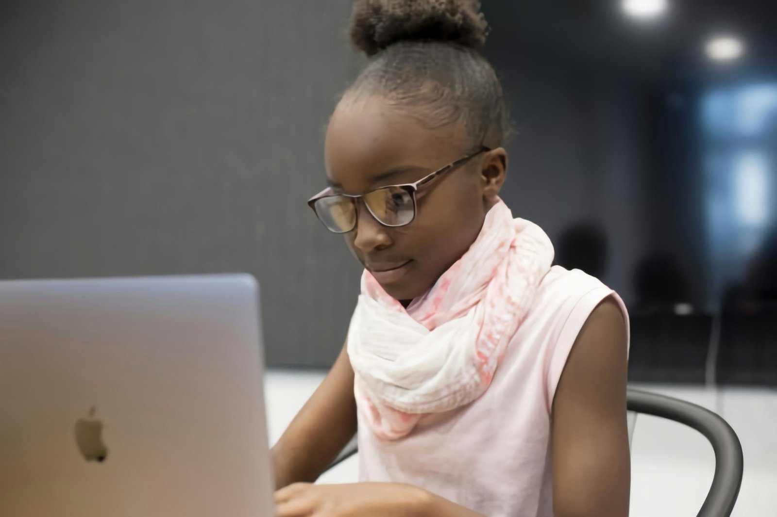 Twee kinderen leren computeren